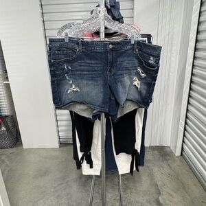 Torrid | Destructed Shorts in Medium Wash | size 24